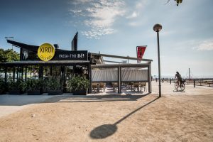 Xiroi, un restaurante de estilo industrial cerca de la playa